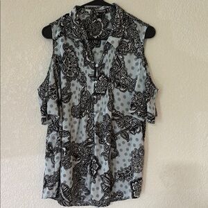 Express Black and White Sleeveless Blouse with Cut Out